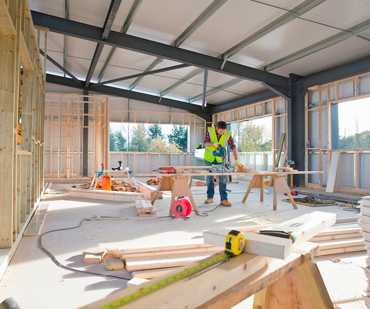 Refinanx, bonus casa, maestranza al lavoro in un cantiere